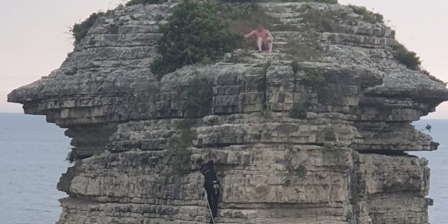 Kayalıklarda mahsur kalan genç kurtarıldı