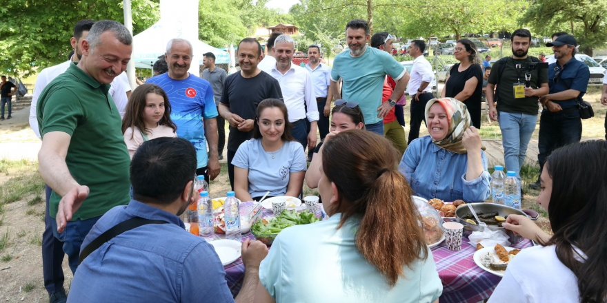 Başkanlar piknik yapan ailelerle bir araya geldi