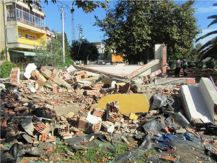 Dilovası’nda kaçak yapılar yıkıldı