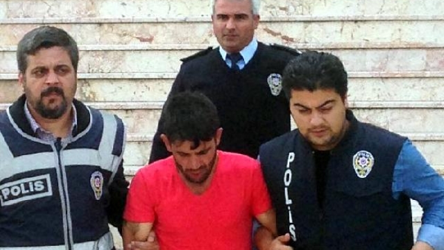 Evi terk eden eşini, 20 bıçak darbesiyle öldürdü