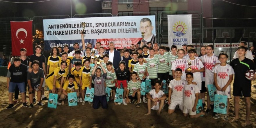 Kumda oynadılar, kupaları kaptılar!