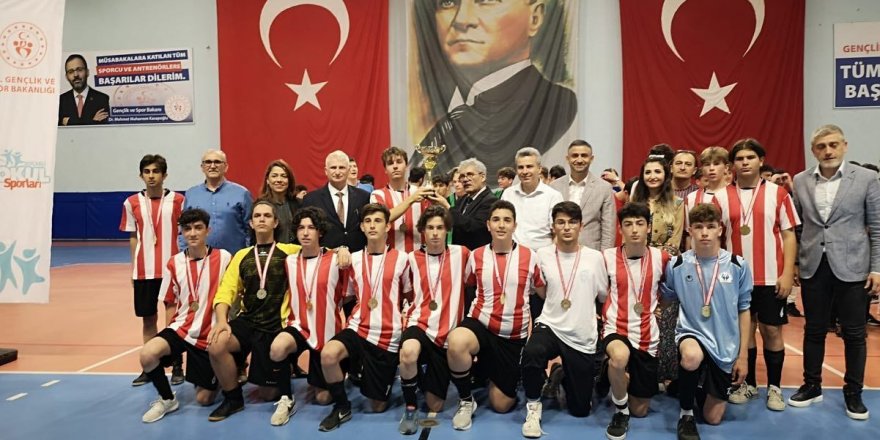 Futsalda şampiyon Muallim Naci oldu