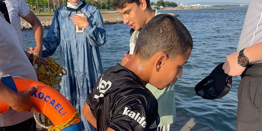 Denize düşen çocuğu Suriyeli genç kurtardı