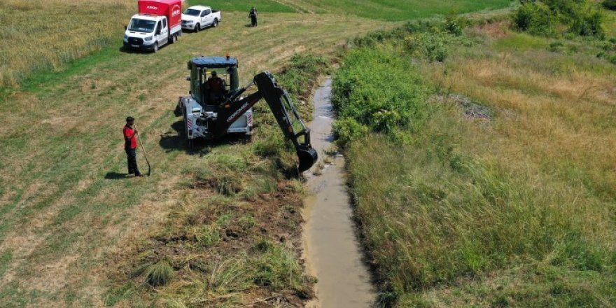 Tarımsal sulama kanalları temizleniyor