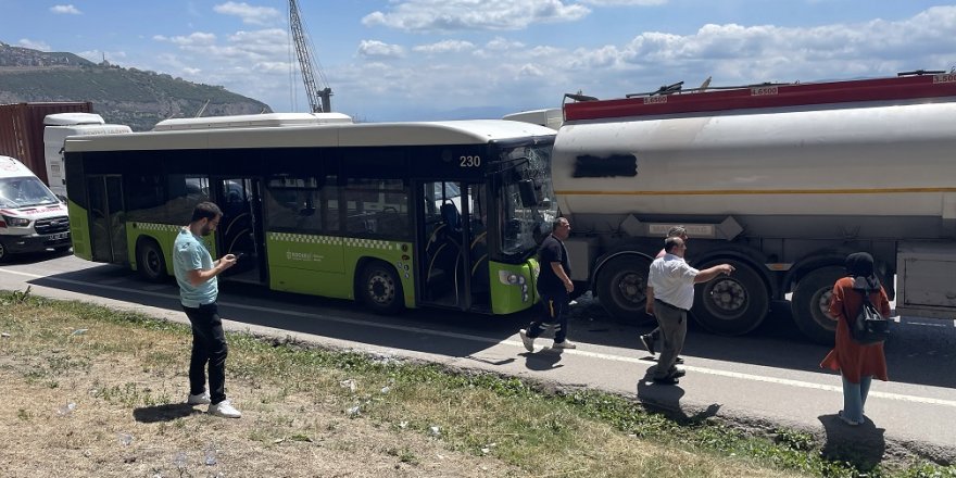 Belediye otobüsü tankere çarptı: Yaralılar var