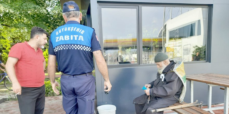 Büyükşehir Zabıtası, zorda kalana yardım ediyor