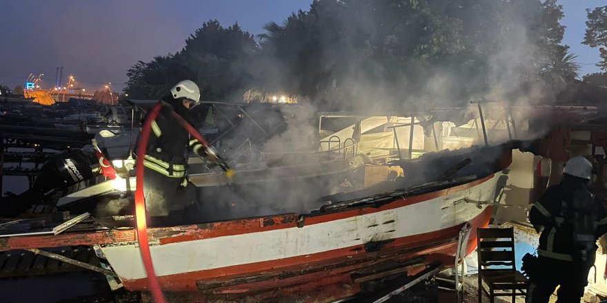 Balıkçı barınağındaki kayık alev alev yandı!