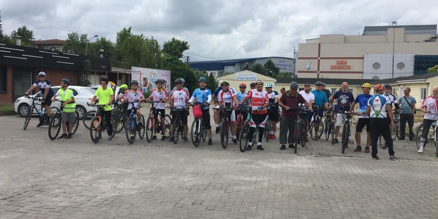 Bisiklet turunda babalar ve çocukları pedal çevirdi