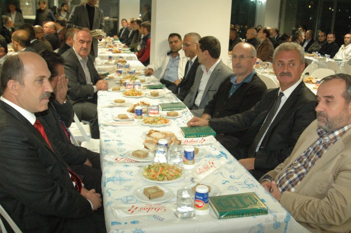 Özcan Dal annesi için mevlit okuttu