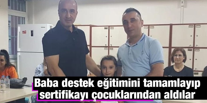 Baba destek eğitimini tamamlayıp  sertifikayı çocuklarından aldılar