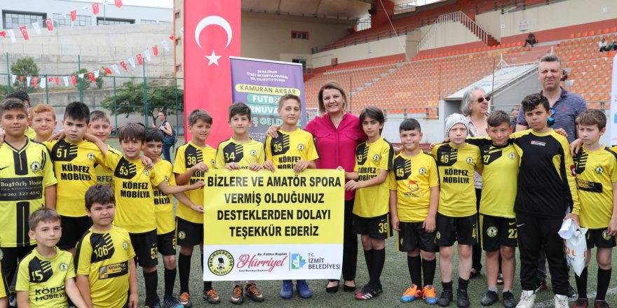 Bekirderesporlu miniklerden pankartlı teşekkür