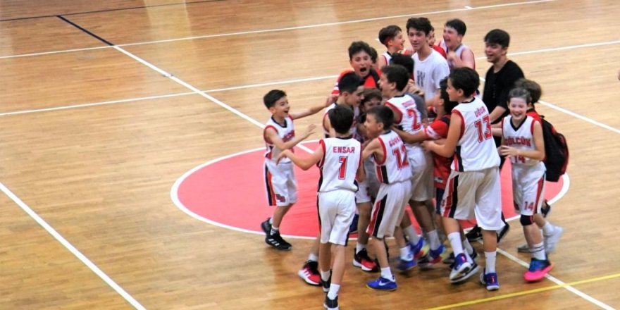 Gölcüklü basketbolcular yenilmiyor