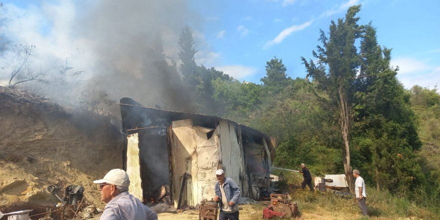 Ormanlık alanda bulunan kulübede yangın çıktı
