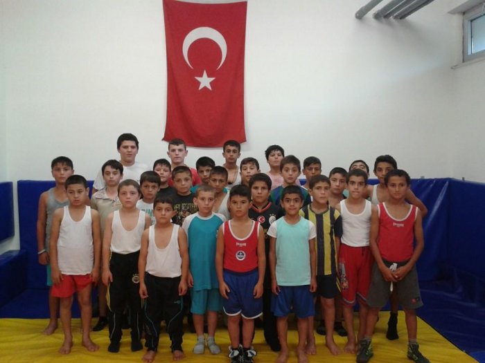 MİNİK GÜREŞCİLER ÇAYIROVAYI TİTRETİYOR