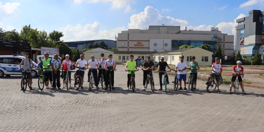 Bisiklet tutkunları pedalları İzmit’in kurtuluşu için çevirdi