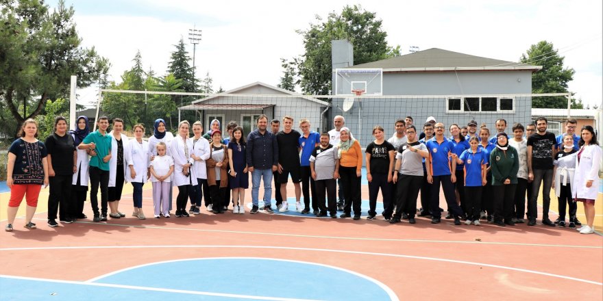 Özel öğrencilere yıldız futbolcu Kerem Aktürkoğlu’dan ziyaret