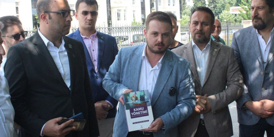 Vali Yavuz’a Kamu Yönetimi ders kitabı bıraktılar