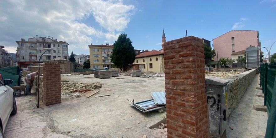 Tarihi caminin çevresi değişiyor