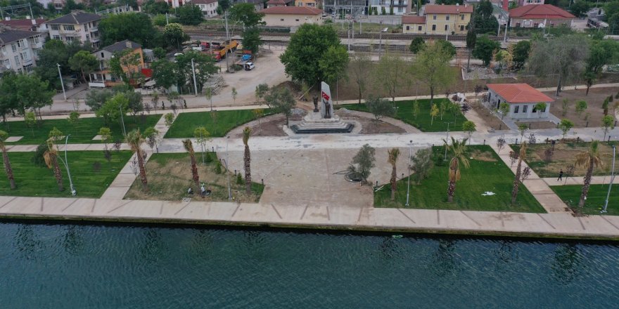 Atalar parkındaki anıt ve büstler yenilendi