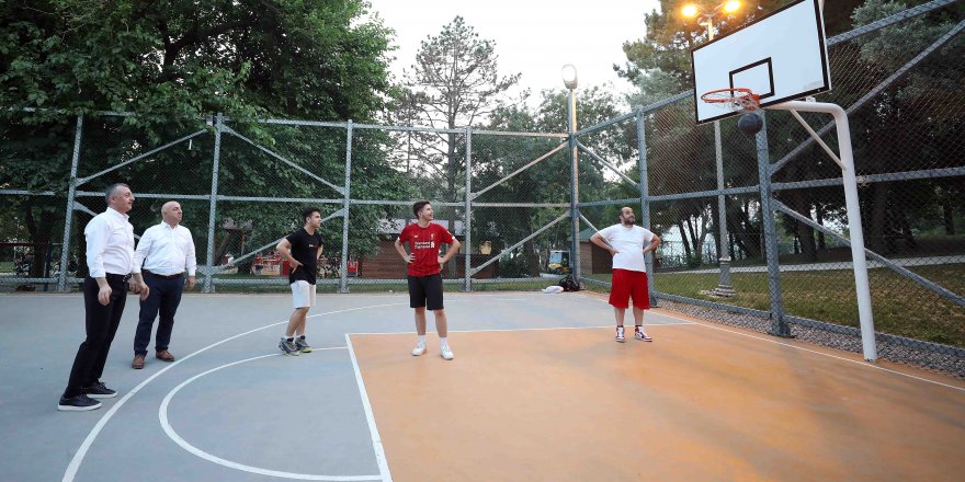 Başkanlar gençlerle maç yaptı