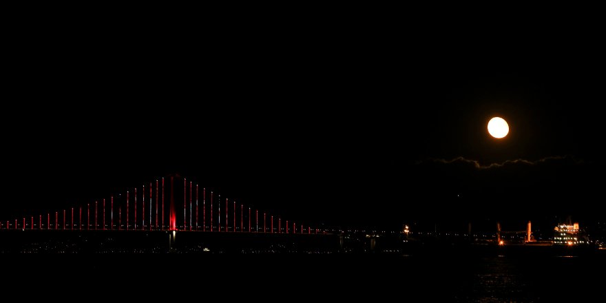 Osmangazi Köprüsü kırmızı-beyaza büründü