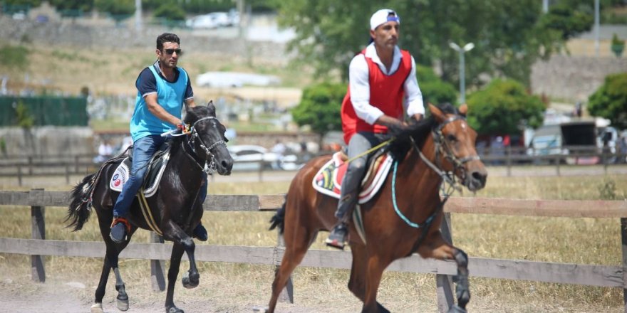 Rahvan at yarışları nefes kesti