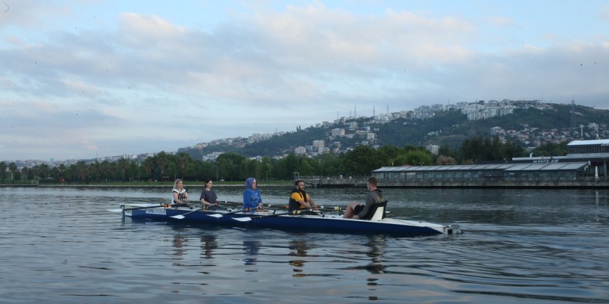 İzmit Körfezi'nde kürek çekerek stres atıyorlar