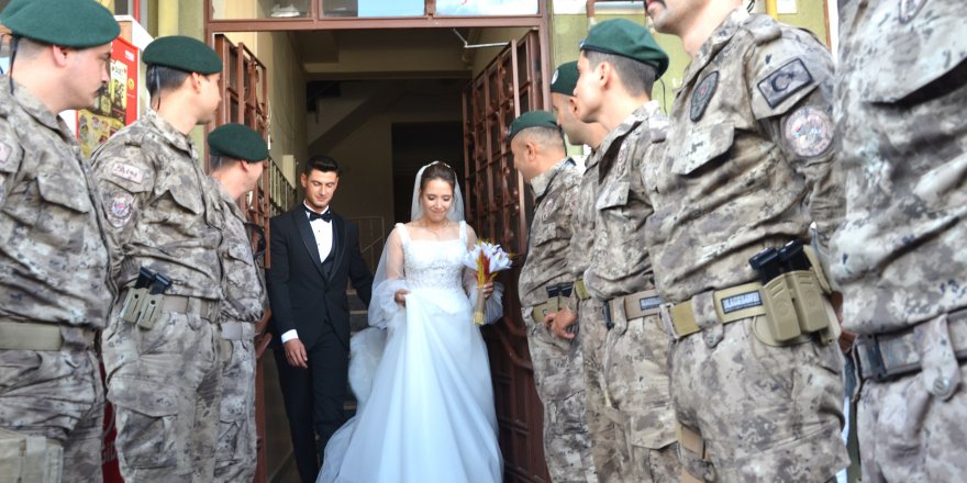Polis ve jandarma şehit kızını düğününde yalnız bırakmadı