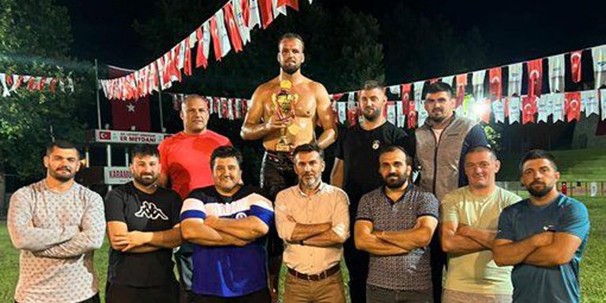 Kağıtsporlu pehlivanlar kürsüden inmedi