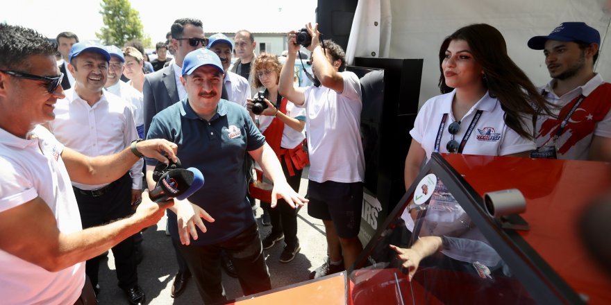 Bakan Varank, TEKNOFEST Yarışması'na katılan araçları inceledi