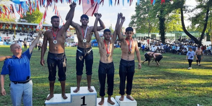 İzmit Belediyesi’nin yıldız güreşçileri yine zirvede