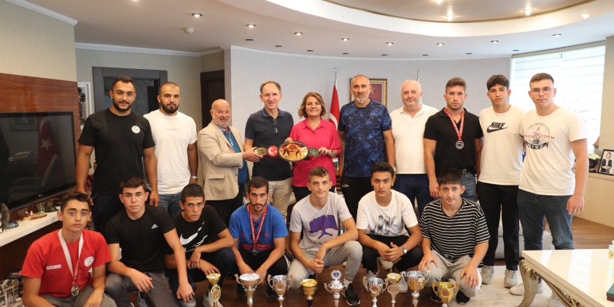 Başkan Hürriyet, başarılı pehlivanları ağırladı