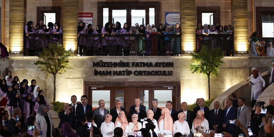 Cumhurbaşkanı Erdoğan, İmam Hatip Ortaokulunun açılışına katıldı