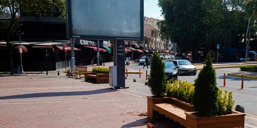 Çınarlı Park Meydanına kent mobilyaları yerleştirildi