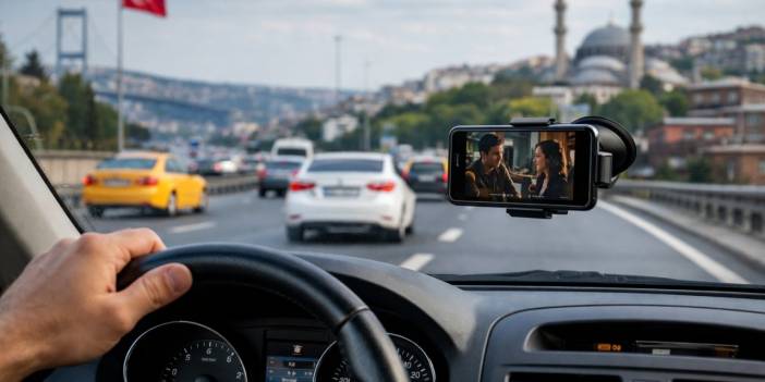 Birçok Sürücü Bunu Yapıyor! Ön Cama Telefon Koymak Yasak mı? Cevap Netleşti
