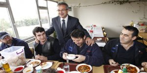 Köşker, öğle yemeğinde işçilere konuk oldu