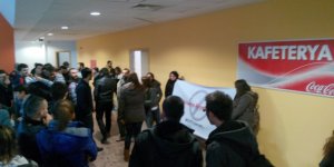 Öğrenciler kantin fiyatlarını protesto etti