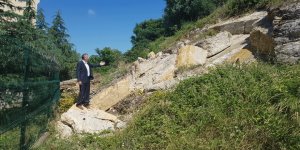 Tepeden kopan kayalar sitenin çitlerine dayandı