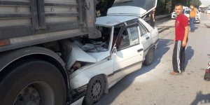 Otomobil TIR'a çarptı: 1 yaralı