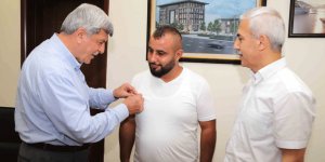 Para dolu çantayı sahibine teslim etti