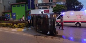 Otomobille çarpışan minibüs devrildi: 8 yaralı