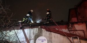 Çıkan yangında bina çatısı hasar gördü