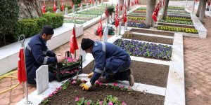 Kar yağışı sonrası şehitliklerde bakım