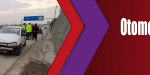 Otomobille bariyerlere çarptı