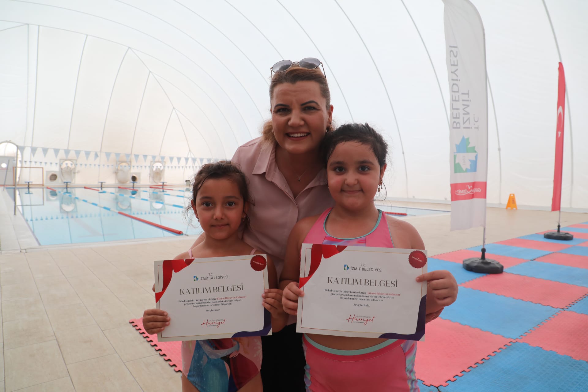 izmitin-minik-yuzuculeri-sertifikalarini-fatma-ablalarinin-elinden-aldi-10.jpg