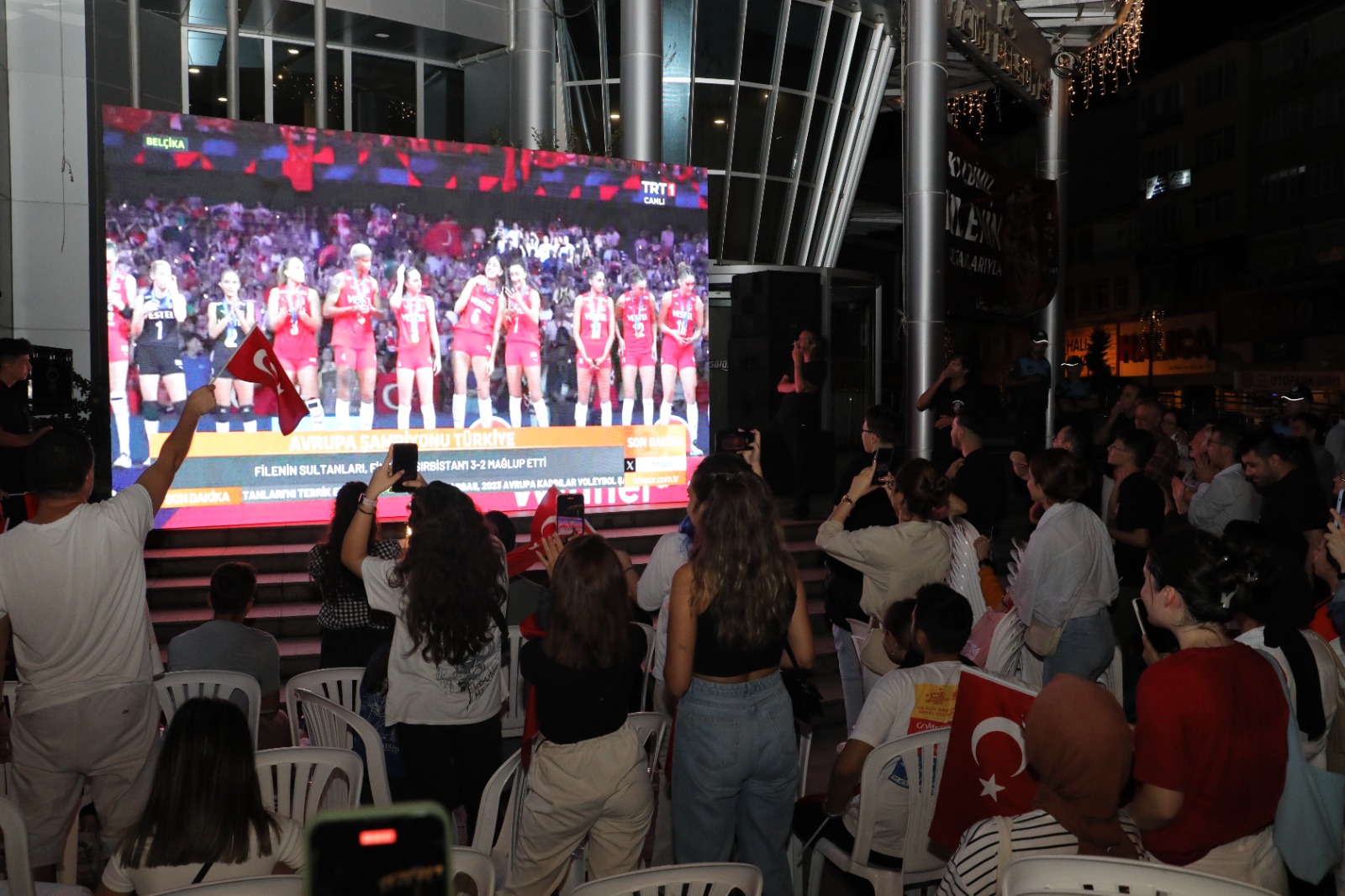 filenin-sultanlarinin-avrupa-sampiyonlugu-izmitte-coskuyla-kutlandi-8.jpeg