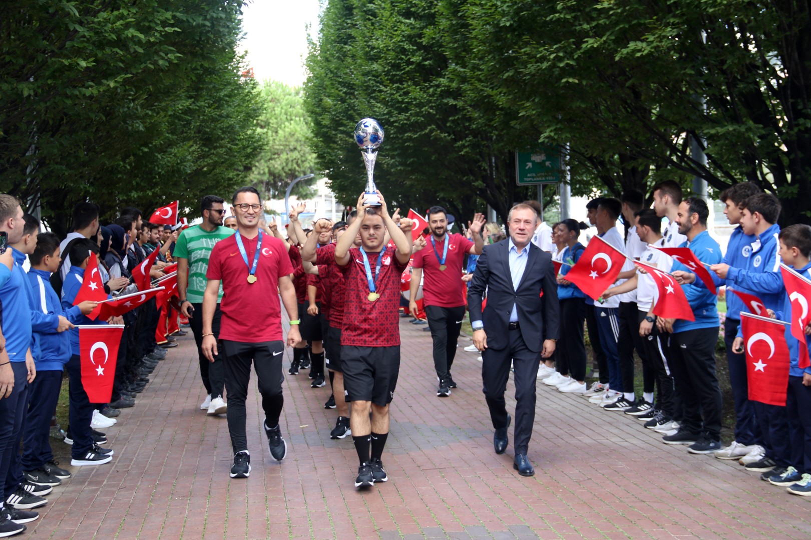 sampiyonluk-kupasini-baskan-buyukakina-getirdiler-1.jpg