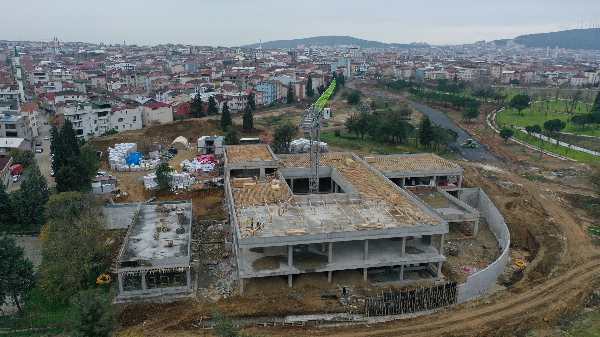 gebze-engelsiz-yasam-merkezinde-cati-imalati-6.jpg