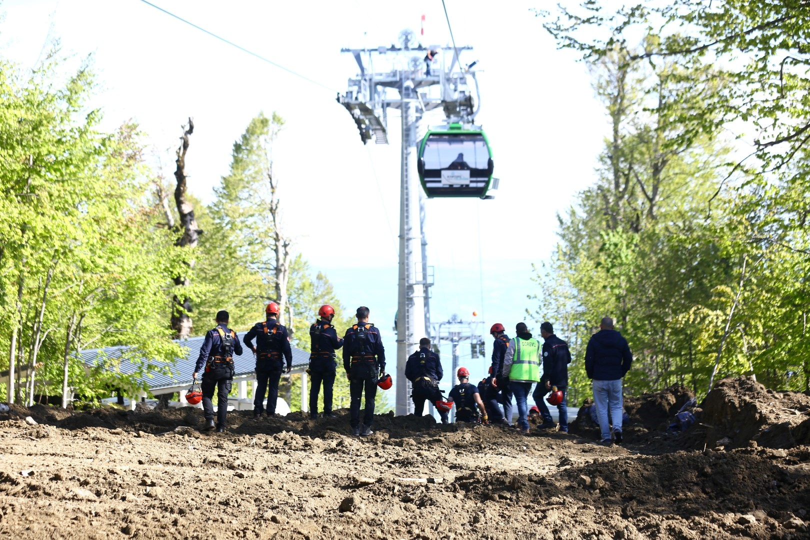 buyuksehir-itfaiyesinden-teleferikte-nefes-kesen-tatbikat-7.jpg