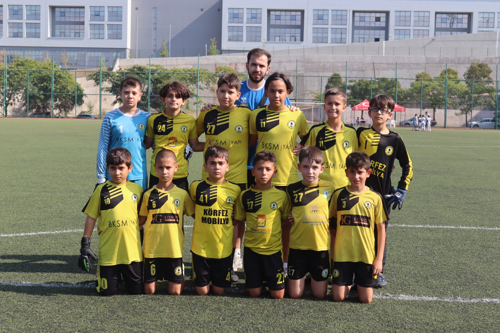 zafer-bayrami-futbol-turnuvasinda-minik-sporcular-sahne-aldi-6.jpg